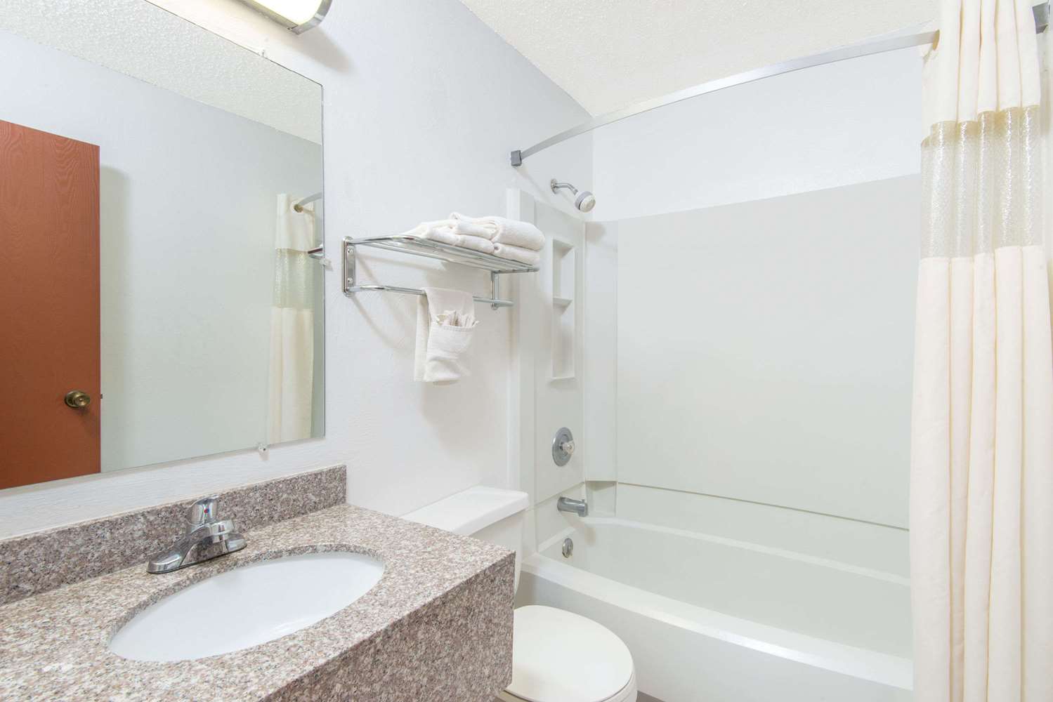 Days Inn By Wyndham Great Bend 7/7