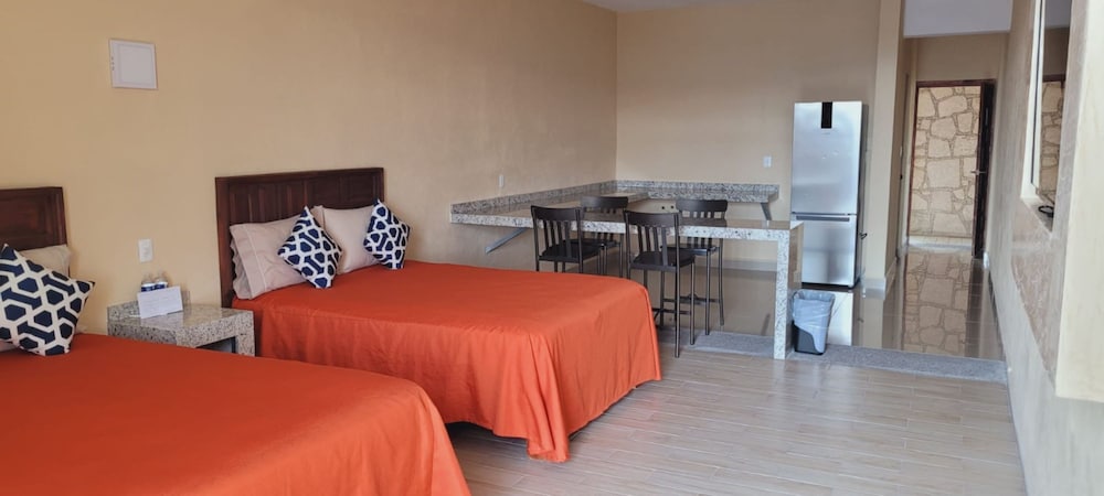 Valenciana Midway Inn 15/50