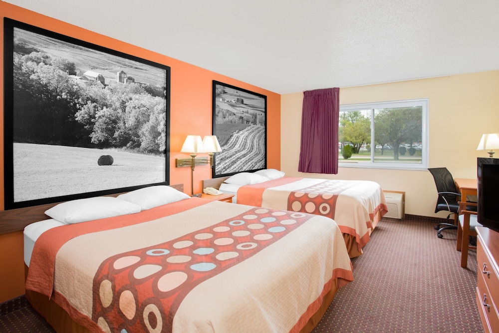Super 8 by Wyndham Waverly 10/57