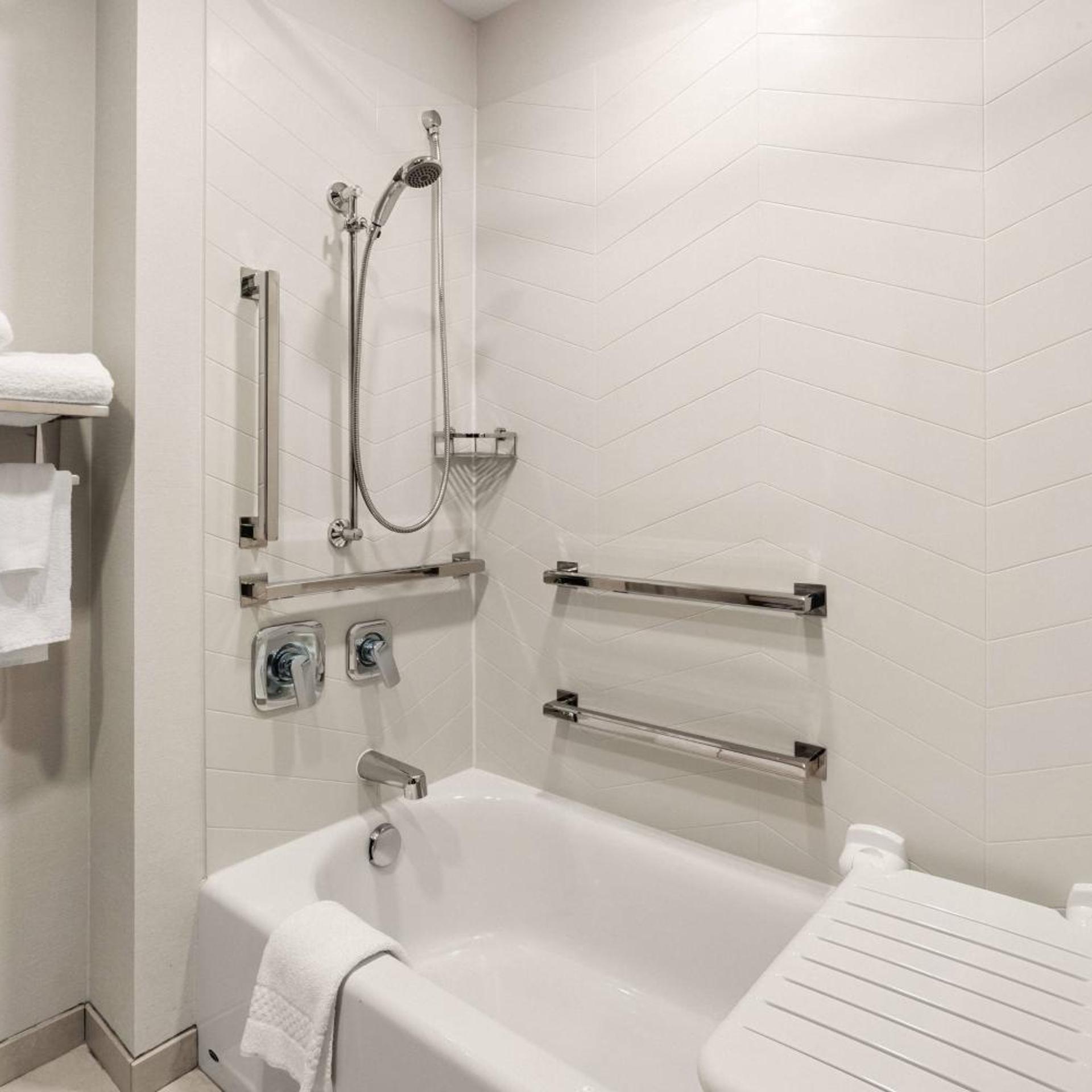 غرفة بسرير كينج بحوض استحمام لذوي الإعاقة، Fairfield Inn & Suites by Marriott Seattle Downtown/Seattle Center 4/4