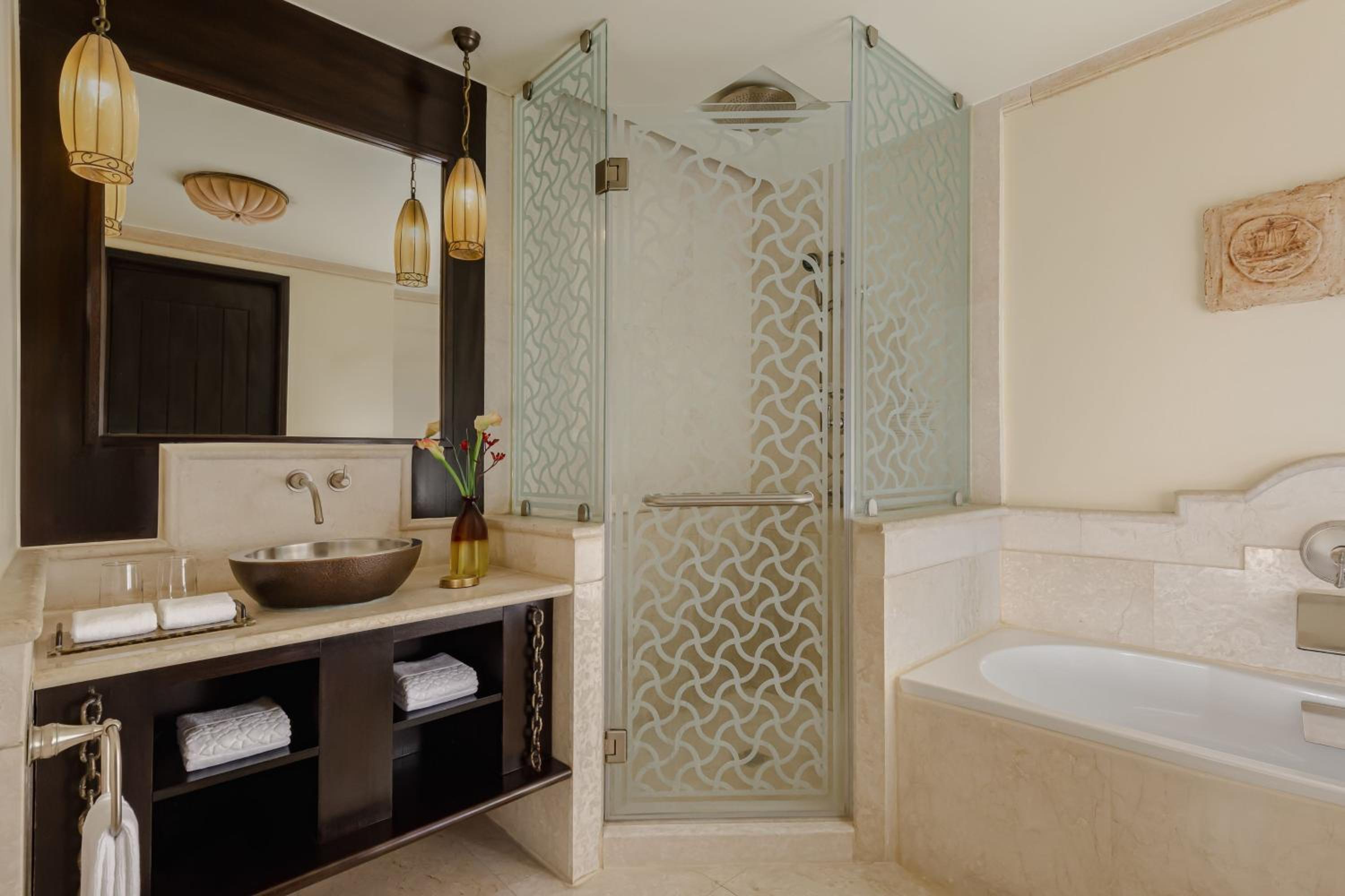 Guest Room, Deluxe, Twin Beds, Resort View، Sharq Village & Spa, a Ritz-Carlton Hotel 3/4