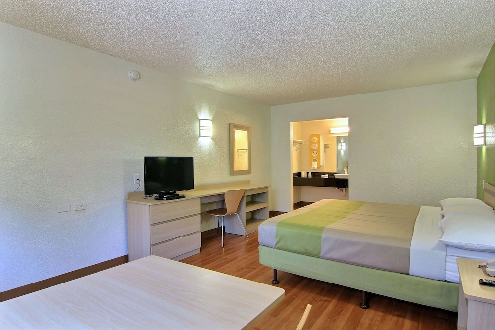 Motel6 Austin, TX - Central Downtown UT 23/53
