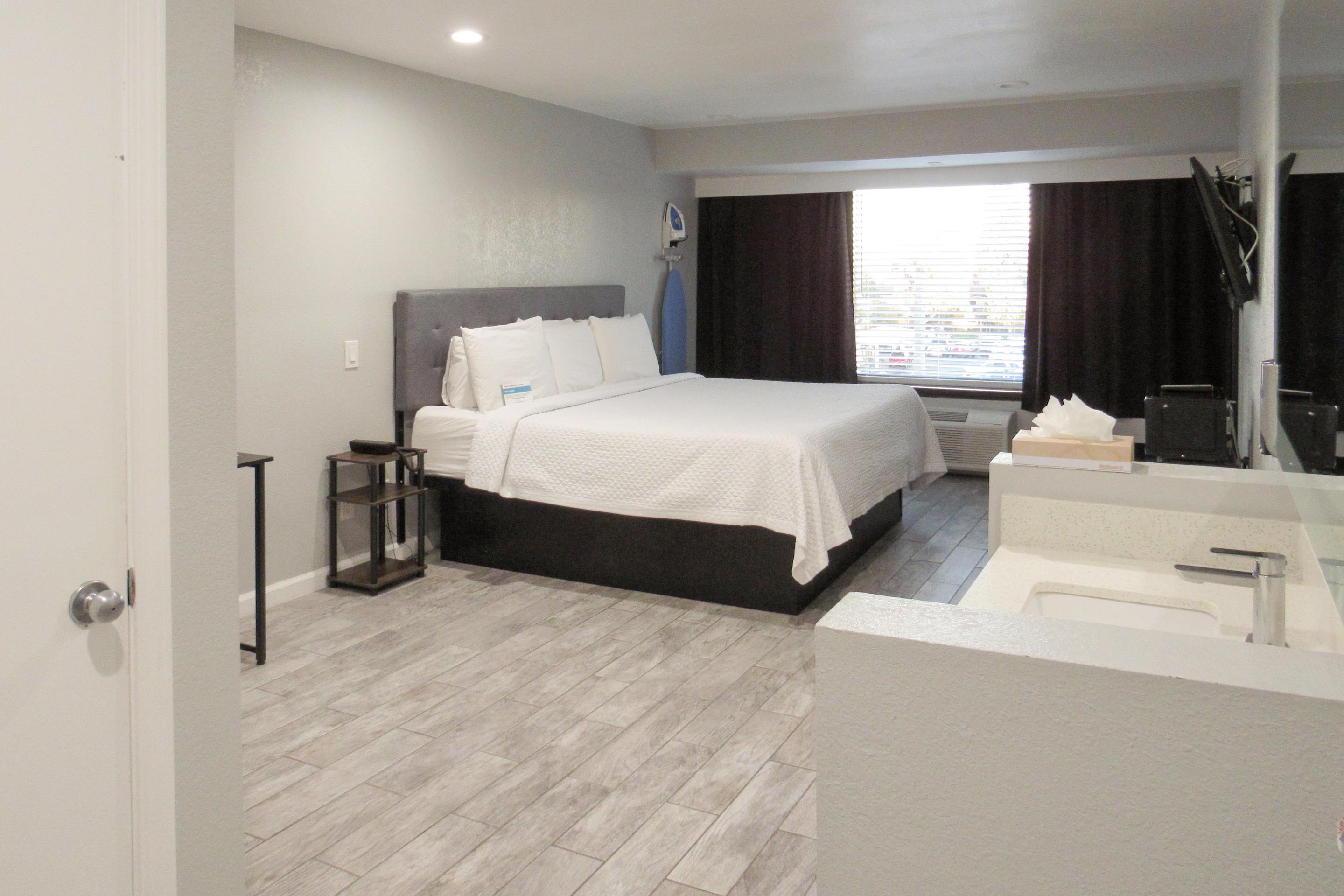 ROOM, KING BED