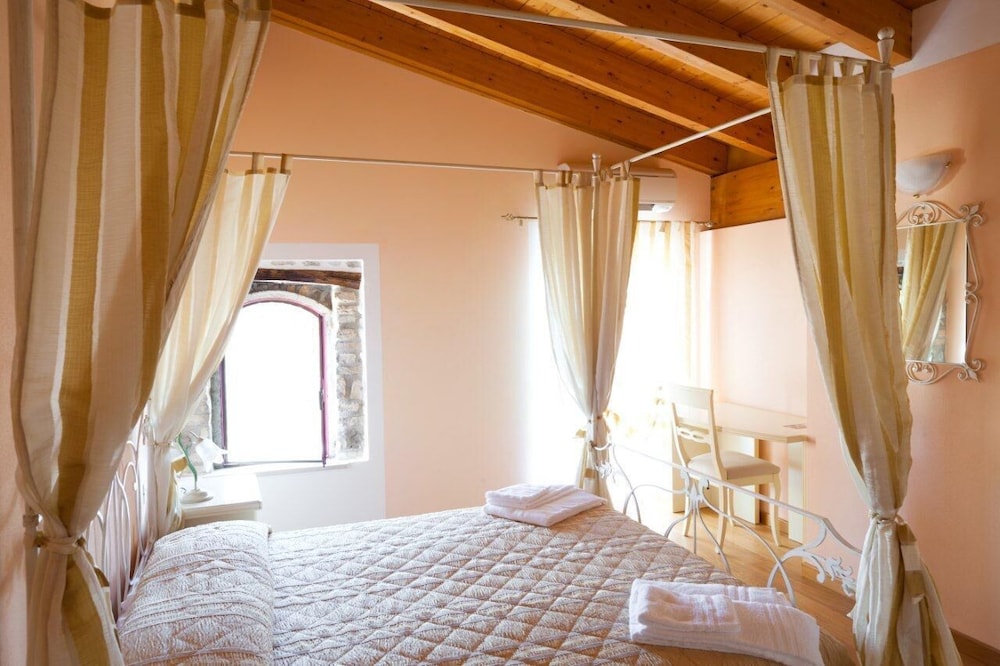 3 BEDROOMS, LUXURY, PENTHOUSE, JETTED TUB
