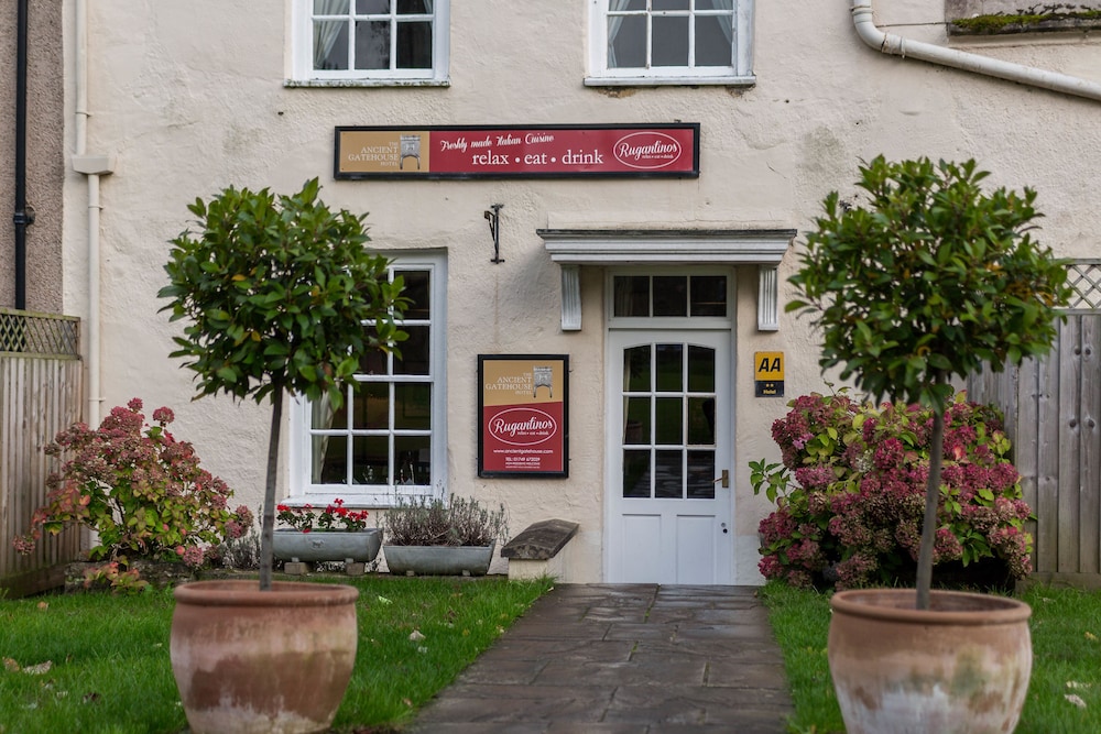 Ancient Gatehouse Hotel 2/50