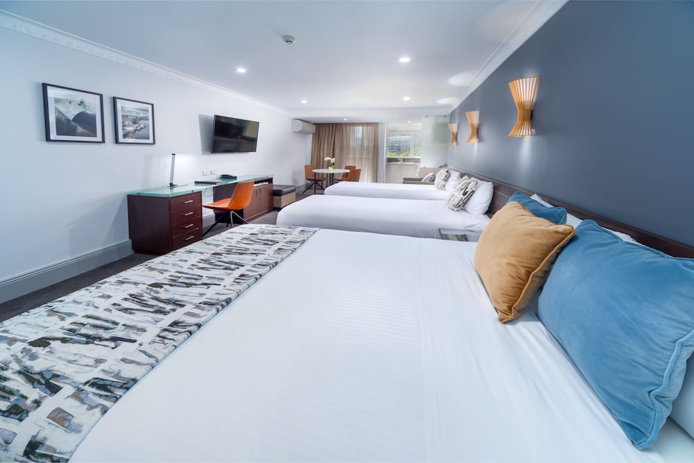 HYDE PARK INN 11/50