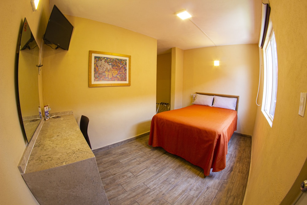 Valenciana Midway Inn 27/50