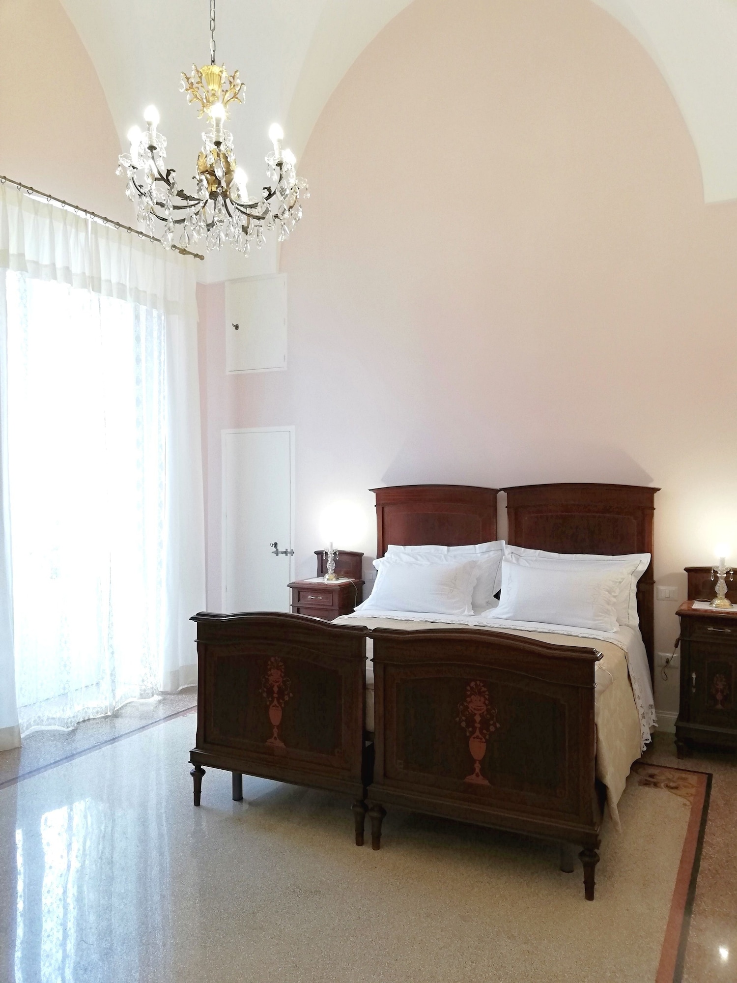 EXECUTIVE, SUITE