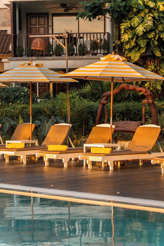 Birds & Bees Resort 5/68