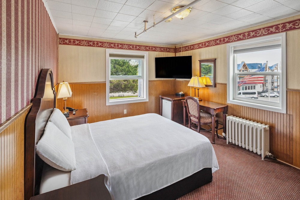 Queen Bed, Shared Bathroom, No Elevator