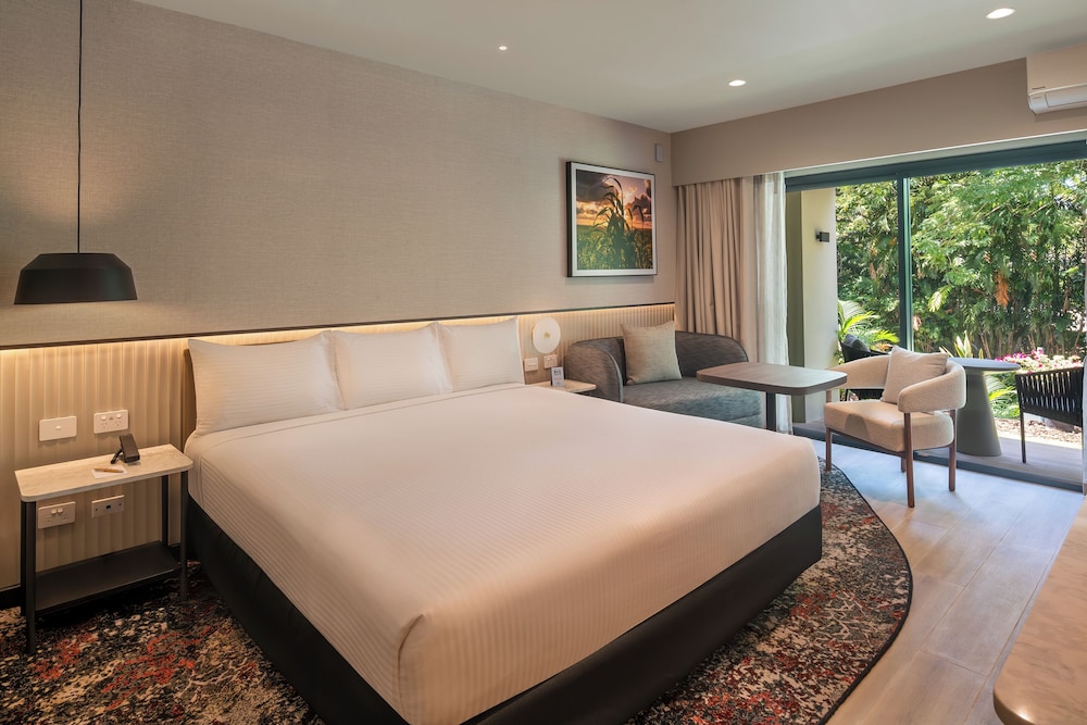 DELUXE, KING BED