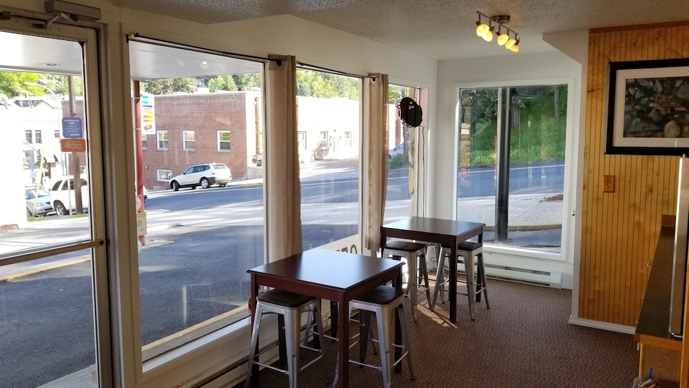 Cougar Land Motel 50/64