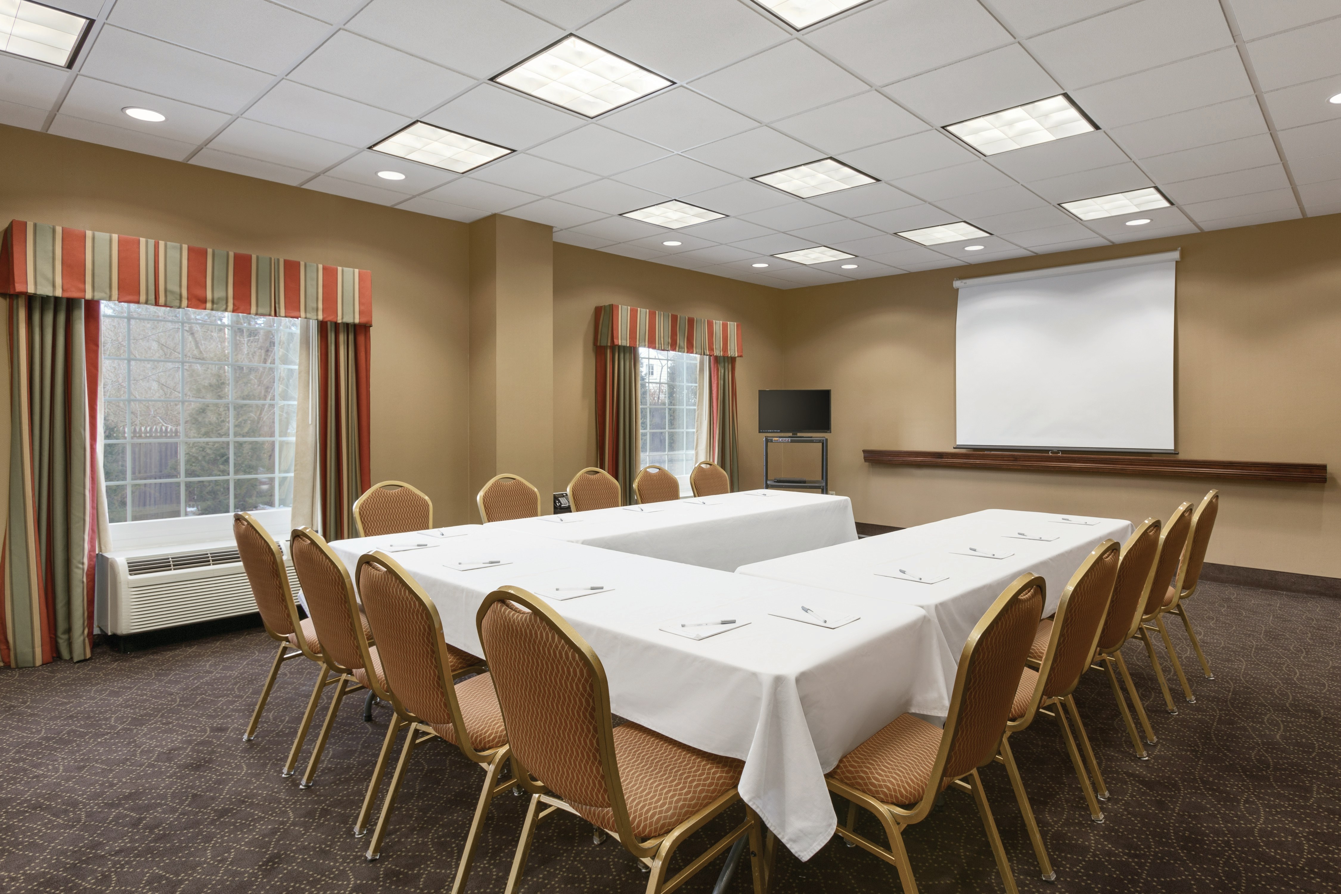 Hampton Inn & Suites Greenfield 24/29