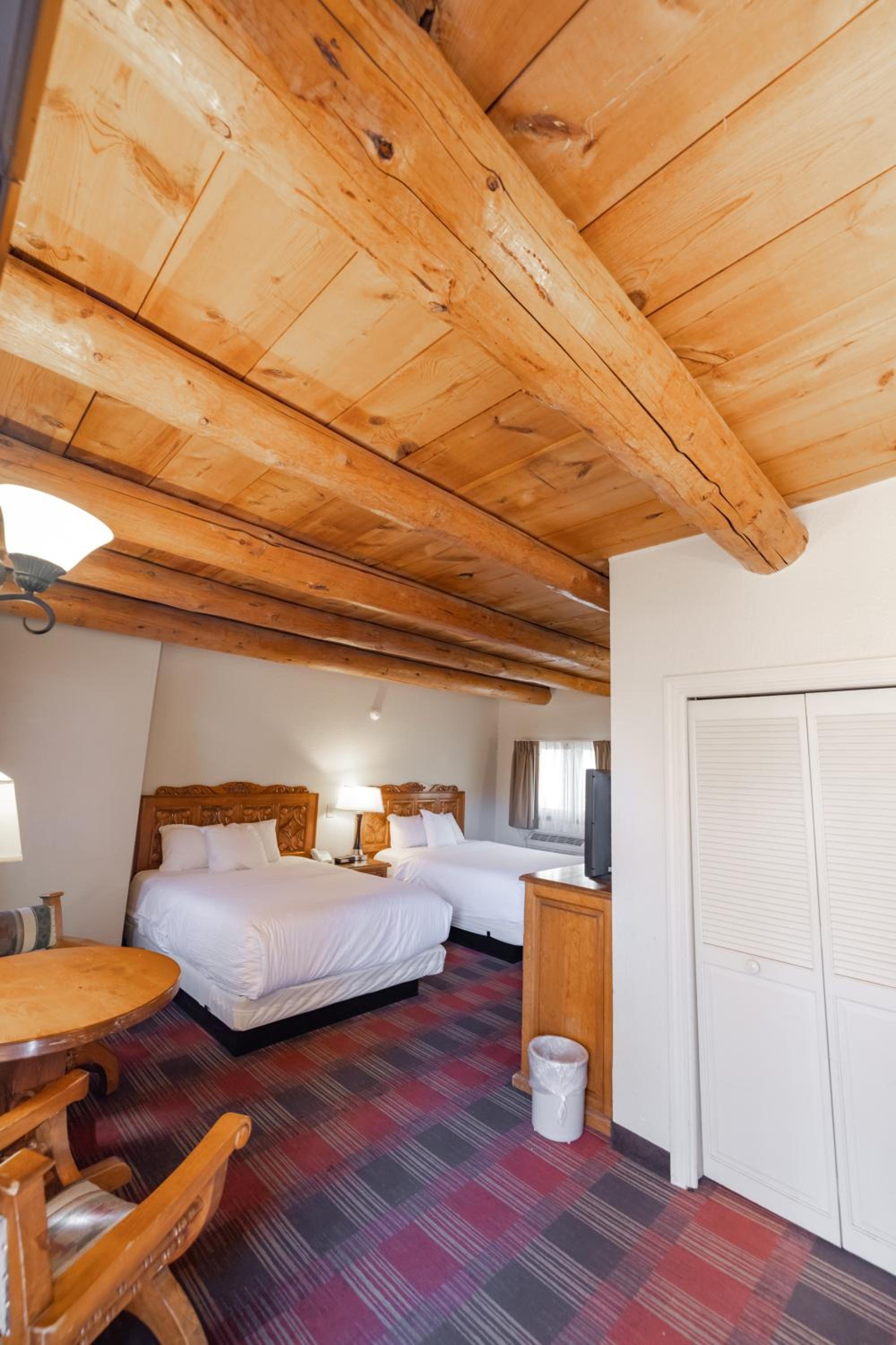 غرفة بسرير كوين بإطلالة على الحديقة، Sagebrush Inn Suites 2/10