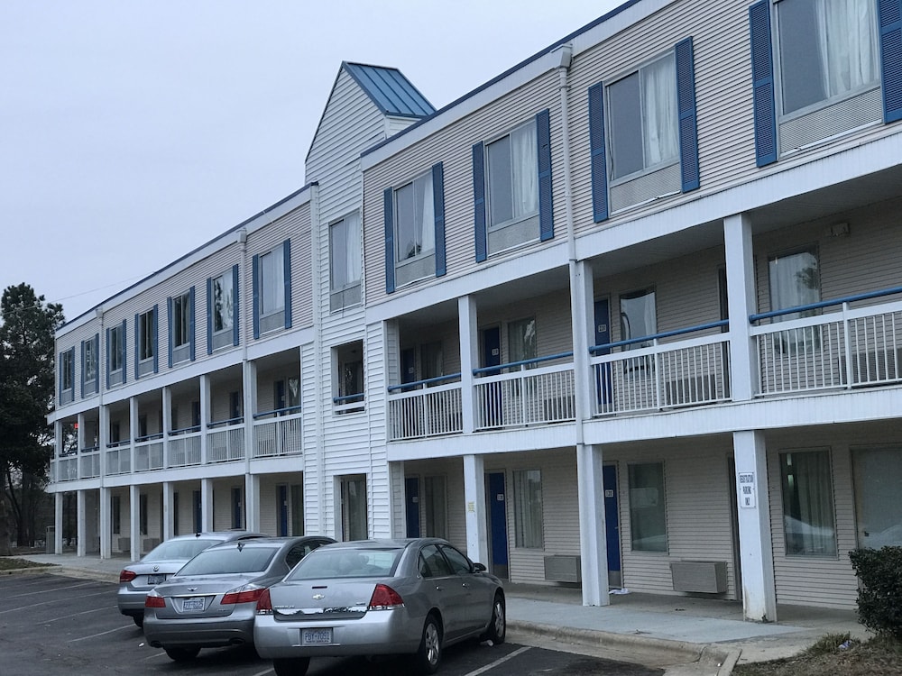 Motel6 Raleigh, NC - North 42/50