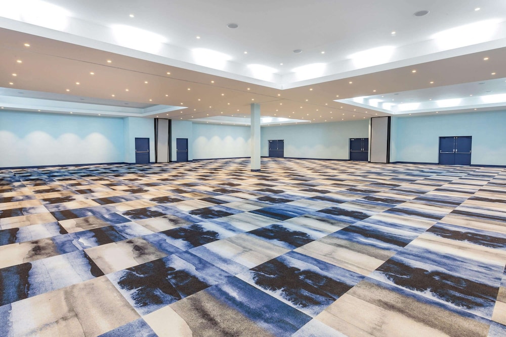Ramada by Wyndham Hartford North / Bradley Airport 40/48