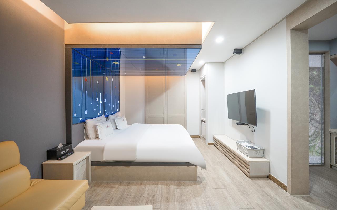 Special, Queen Bed