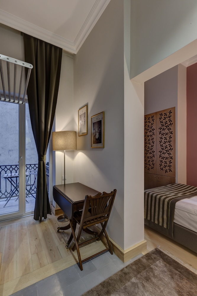 No 11 Hotel & Apartments 28/43