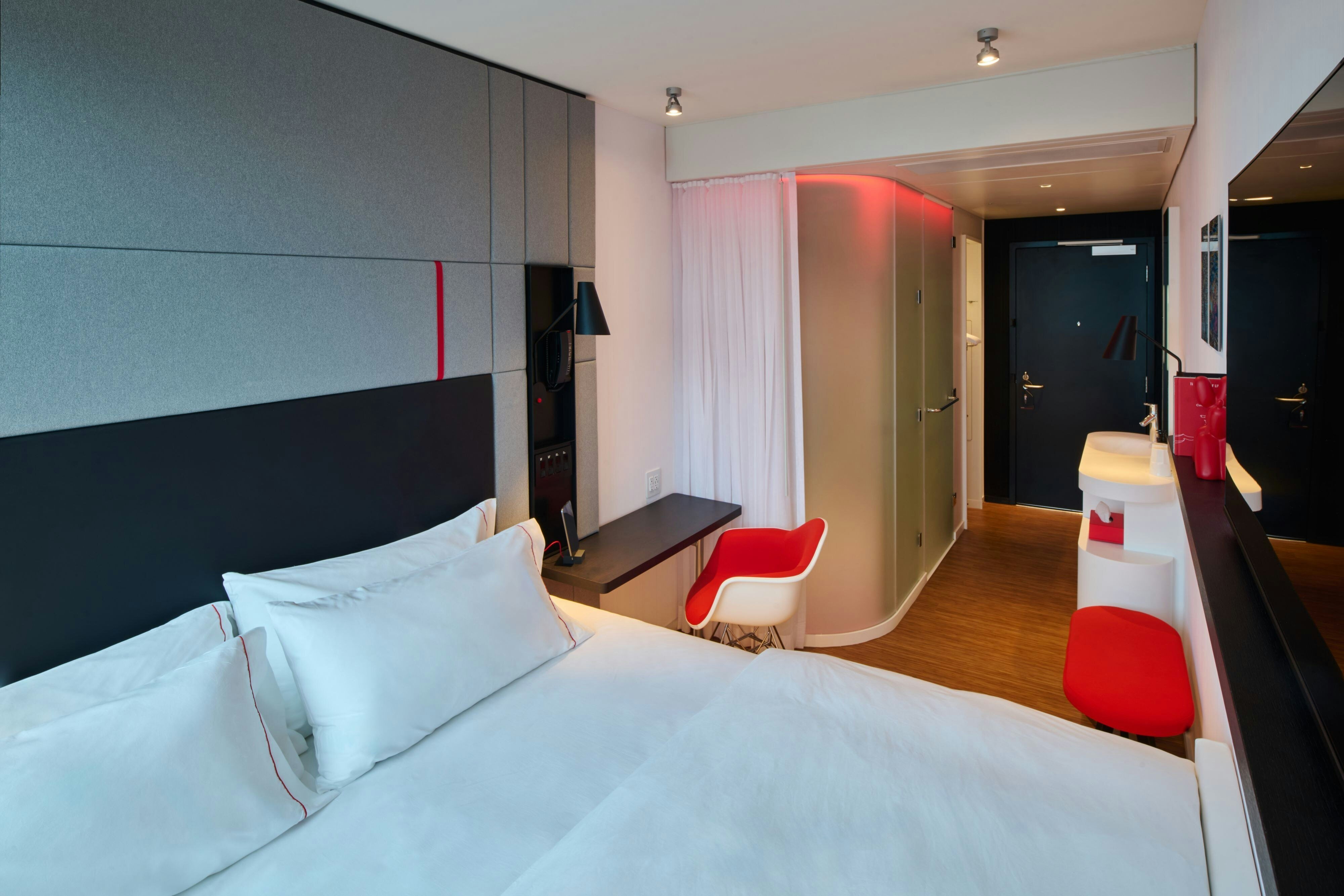 ROOM, KING BED