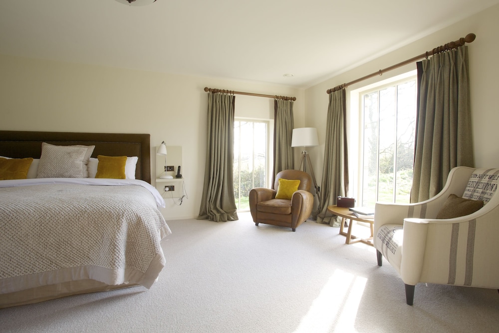 LUXURY, KING BED