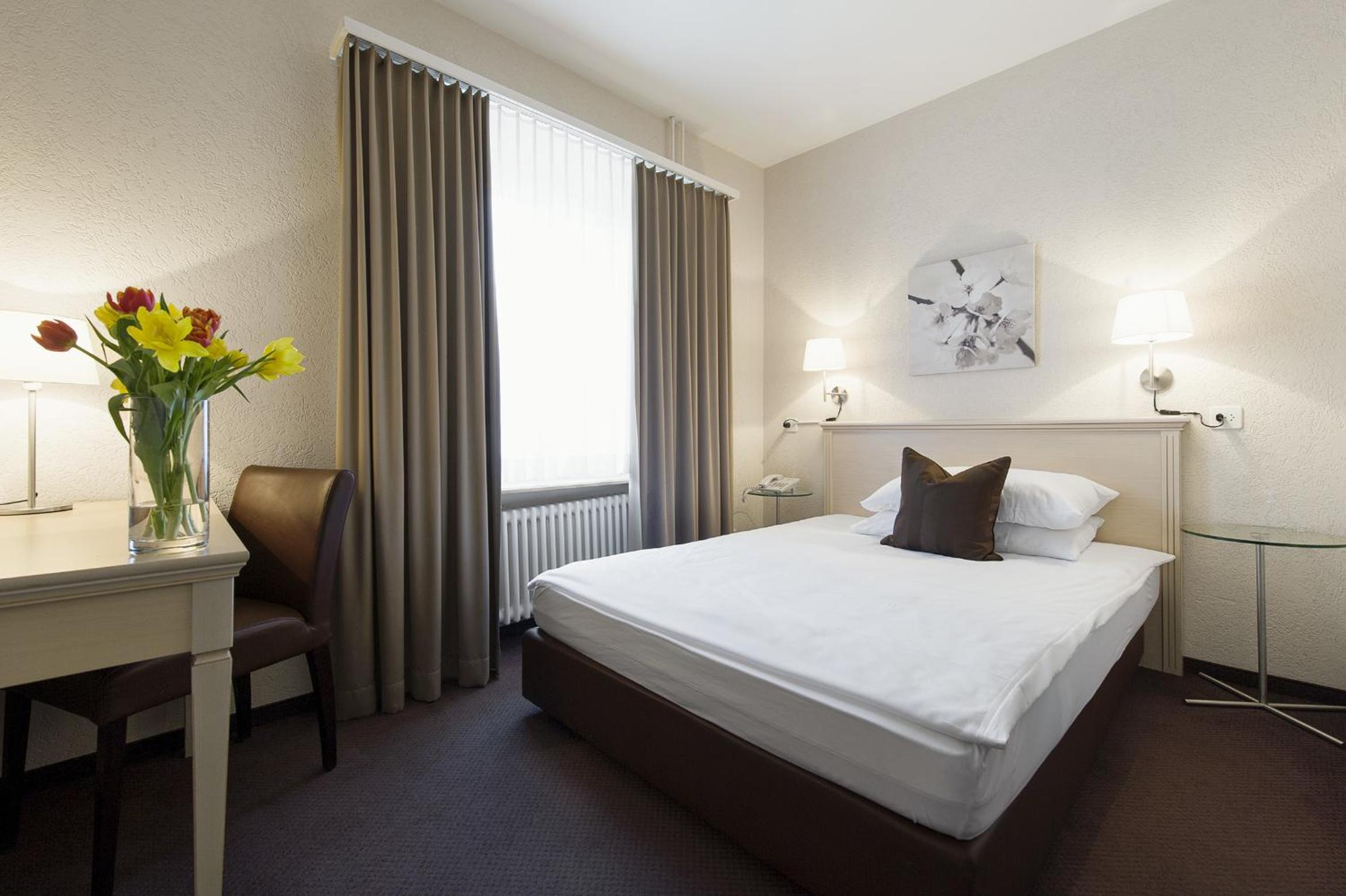 غرفة مفردة، Neufeld Hotel 2/9