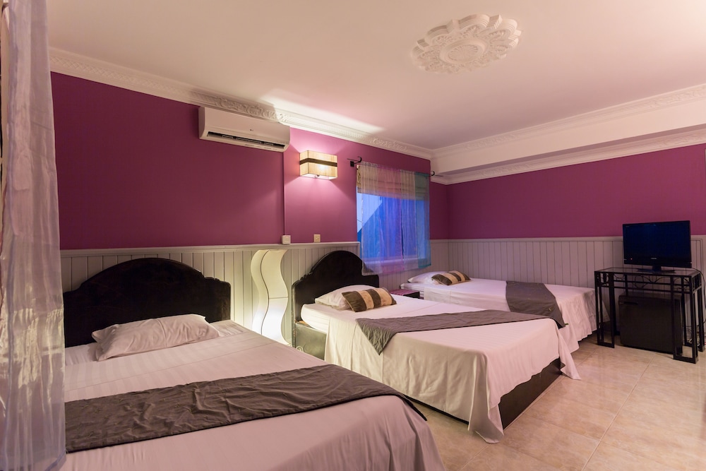 Le Tigre Hotel 7/48