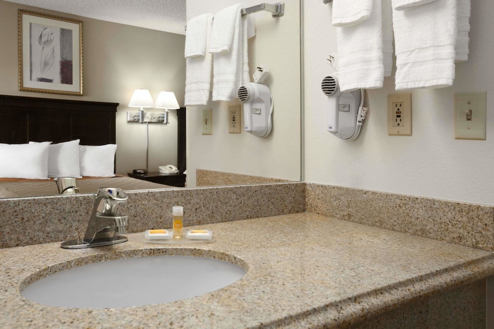 Days Inn & Suites by Wyndham Rancho Cordova 12/19