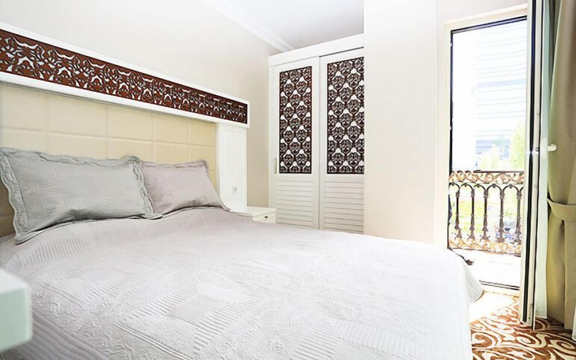 1 BEDROOM, JUNIOR SUITE, CITY VIEW