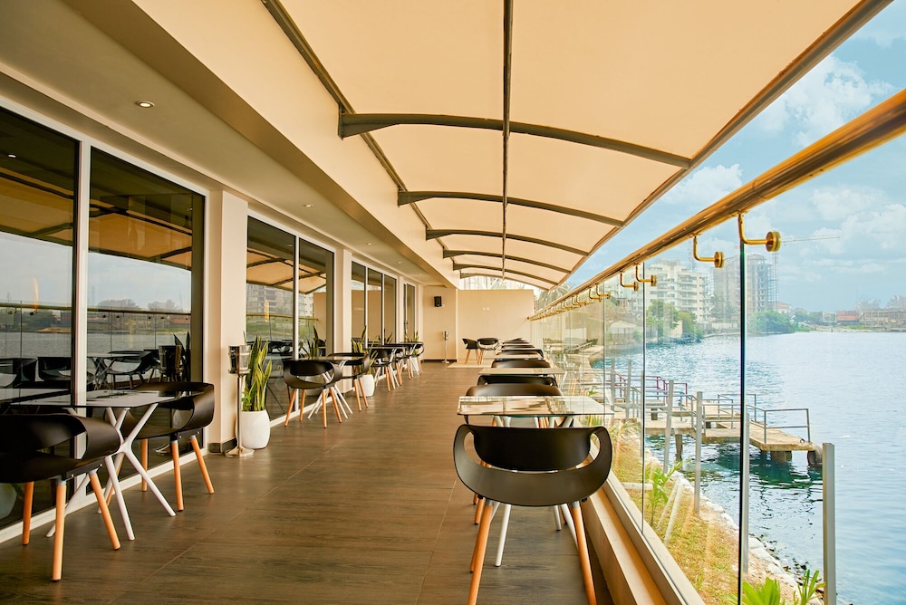 The Yacht Hotel 25/49
