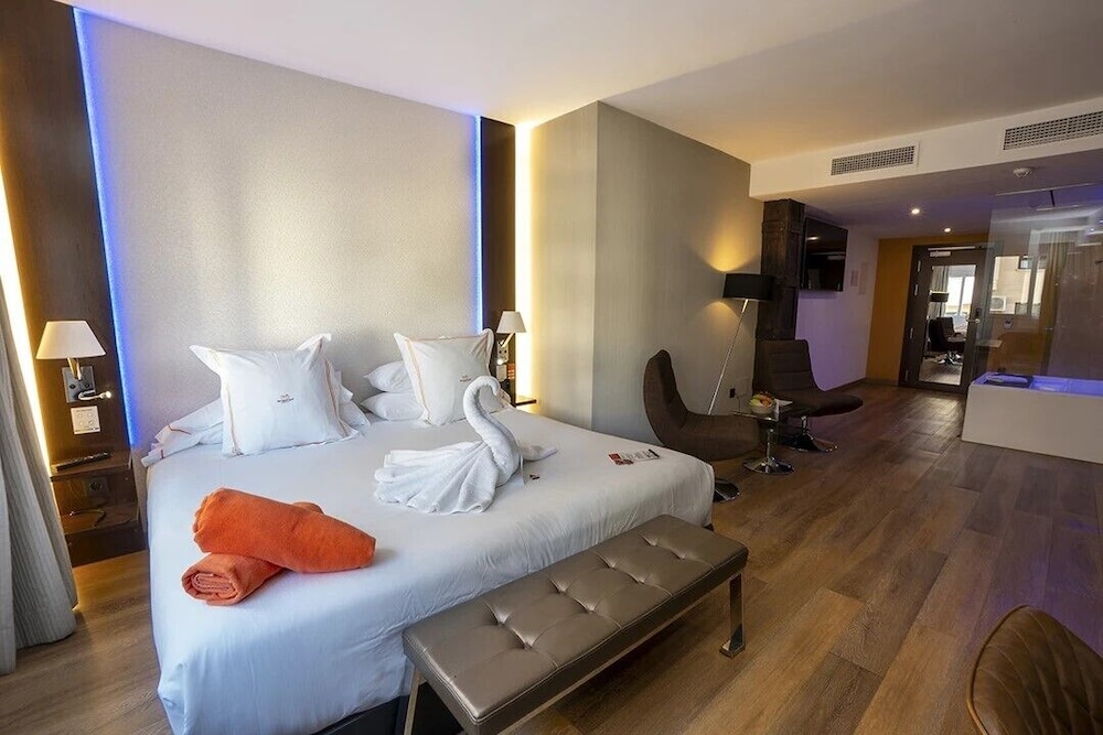 SUPERIOR, KING BED, ACCESSIBLE