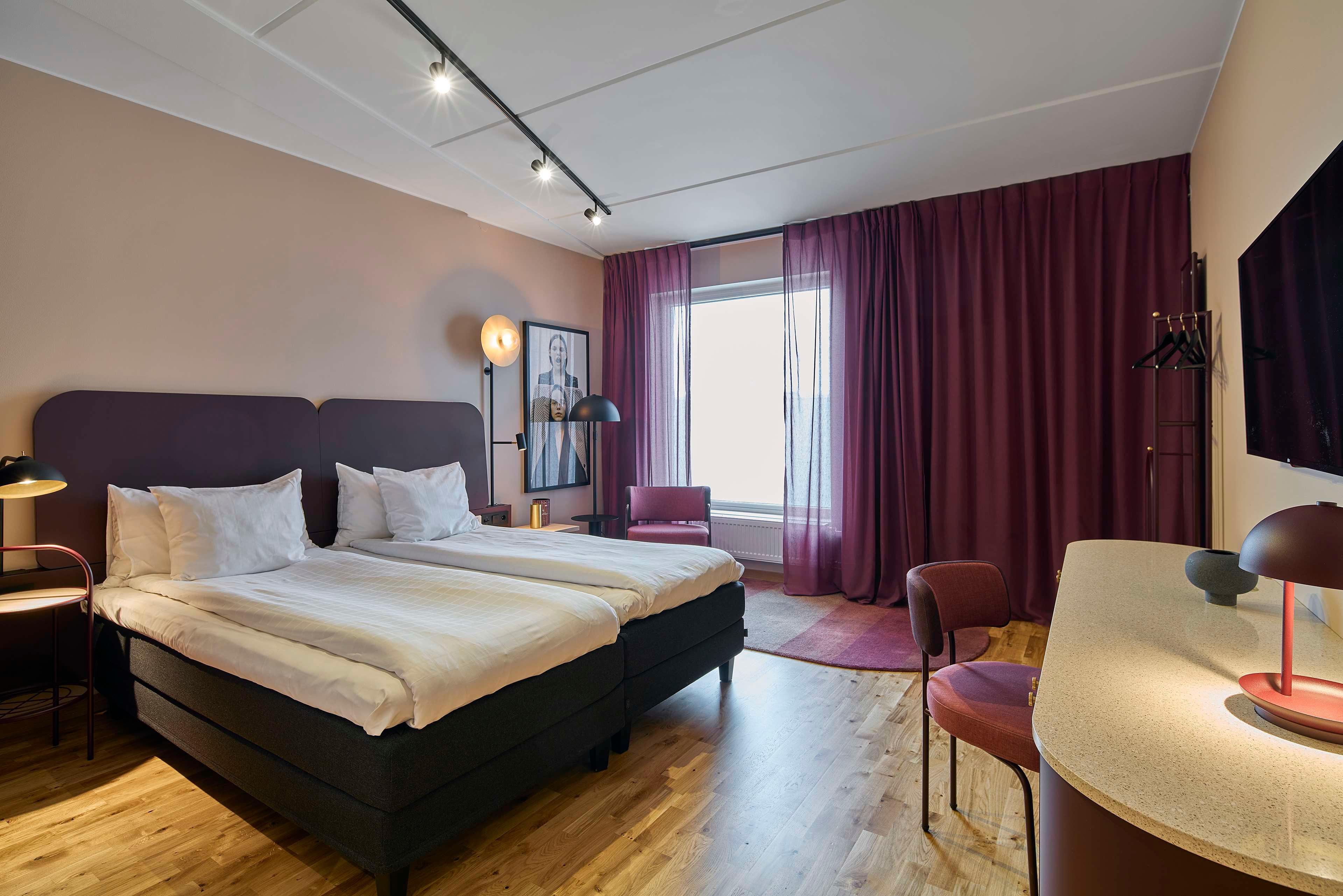 Superior, Single, King Bed
