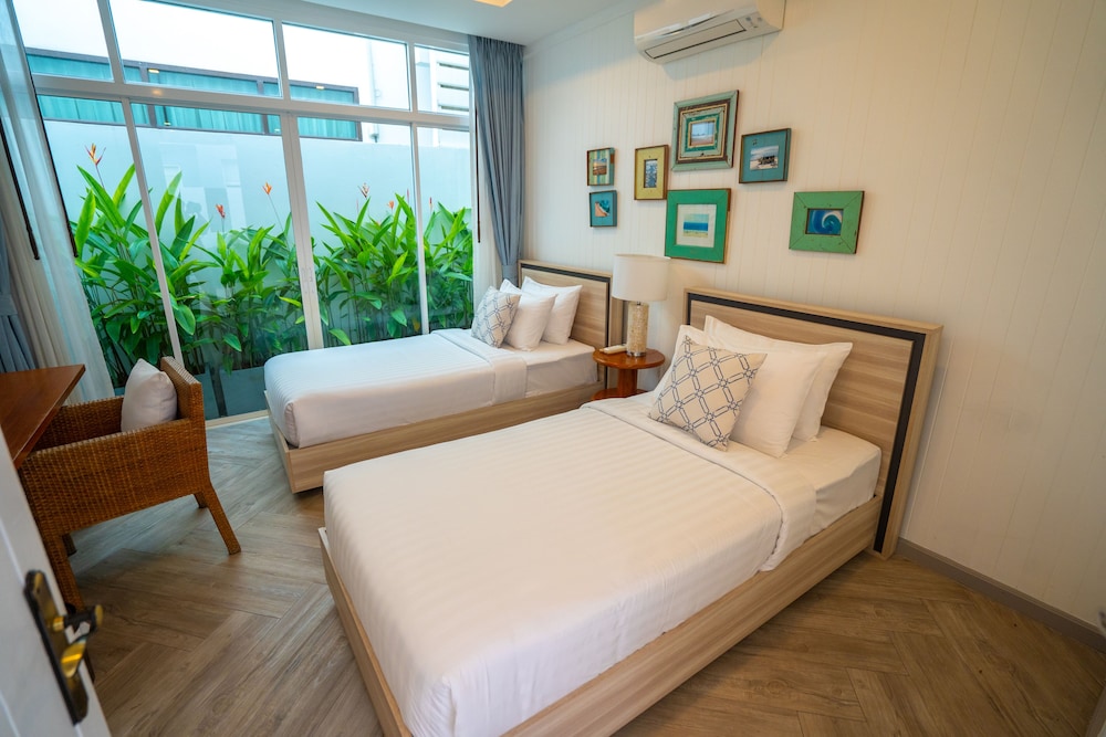 4 BEDROOMS, POOL, VILLA, BEACH FRONT