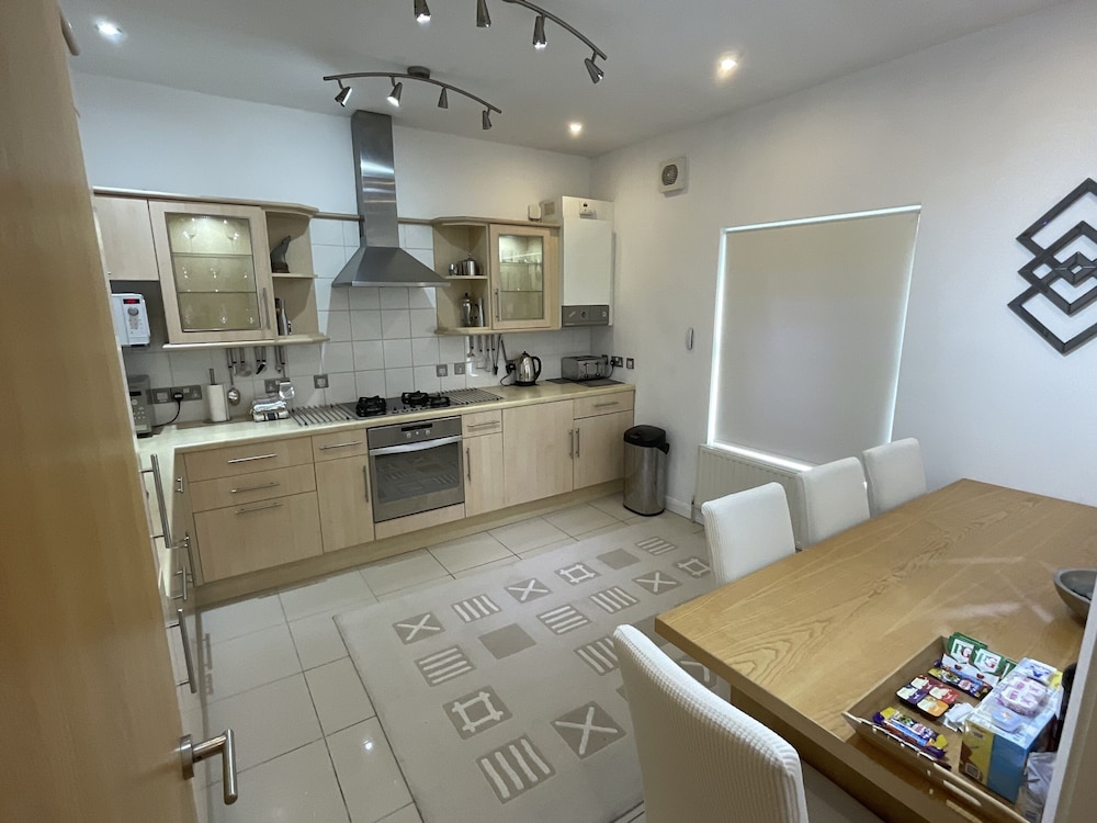 Earle House Serviced Apartments 4/50