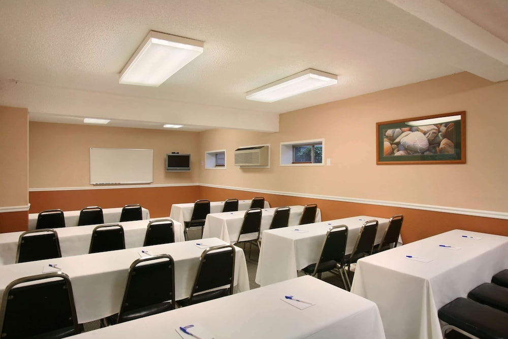 Quality Inn Portland Airport PDX OR 22/34
