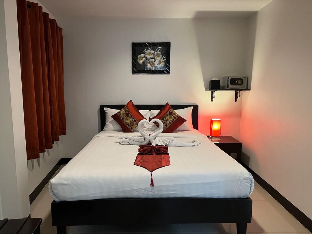 Mini, Budget, King Bed, No Window