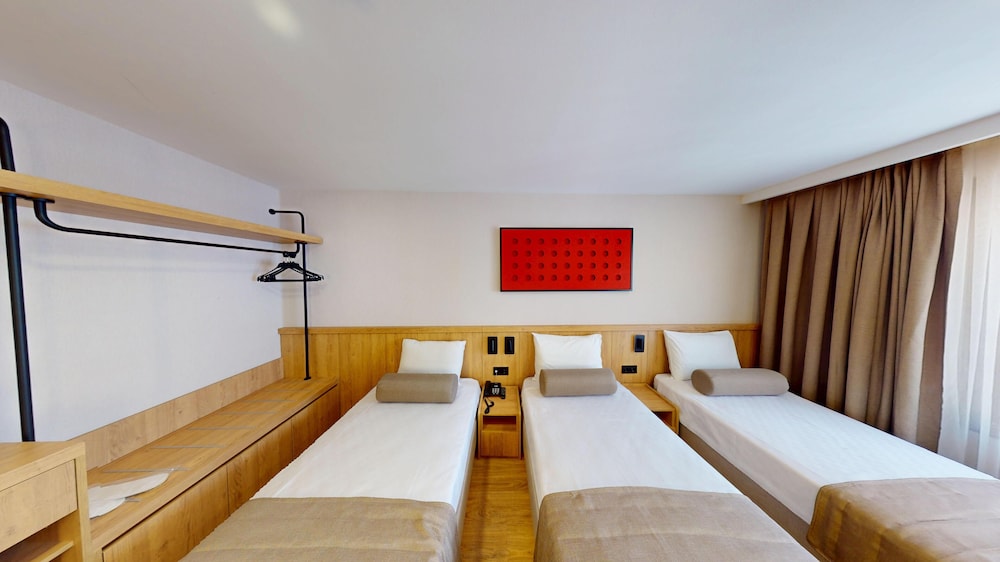River Hotel 13/39