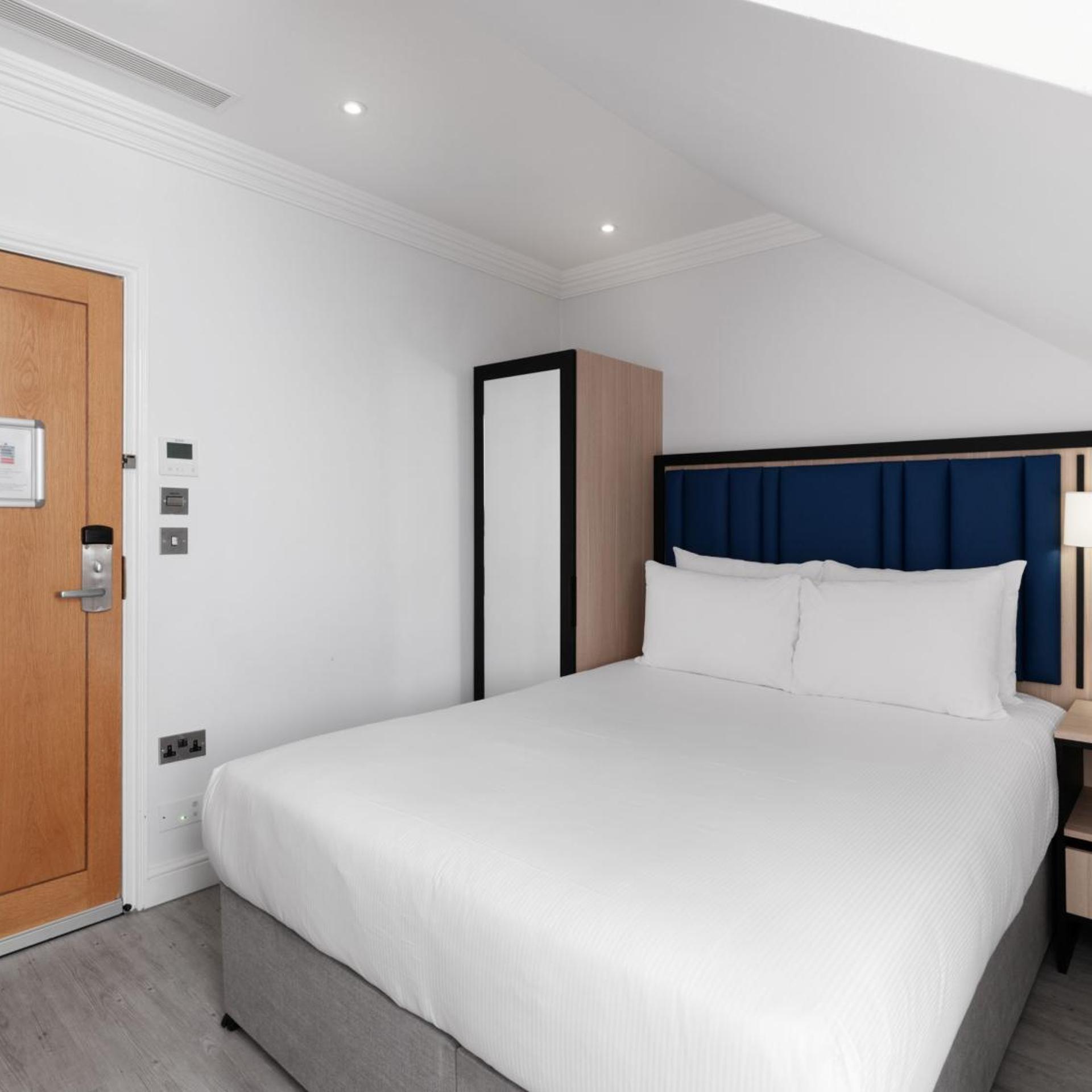 Compact, Queen Bed, No Window
