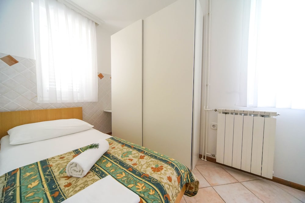 APARTMENTS AND ROOMS DEGRA 14/49