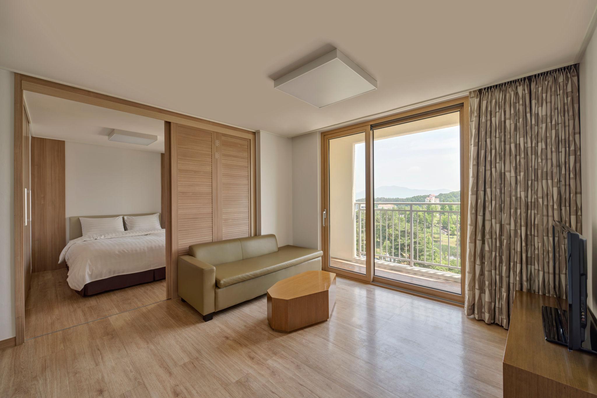West, Suite, Double Bed, Kitchen, Accessible