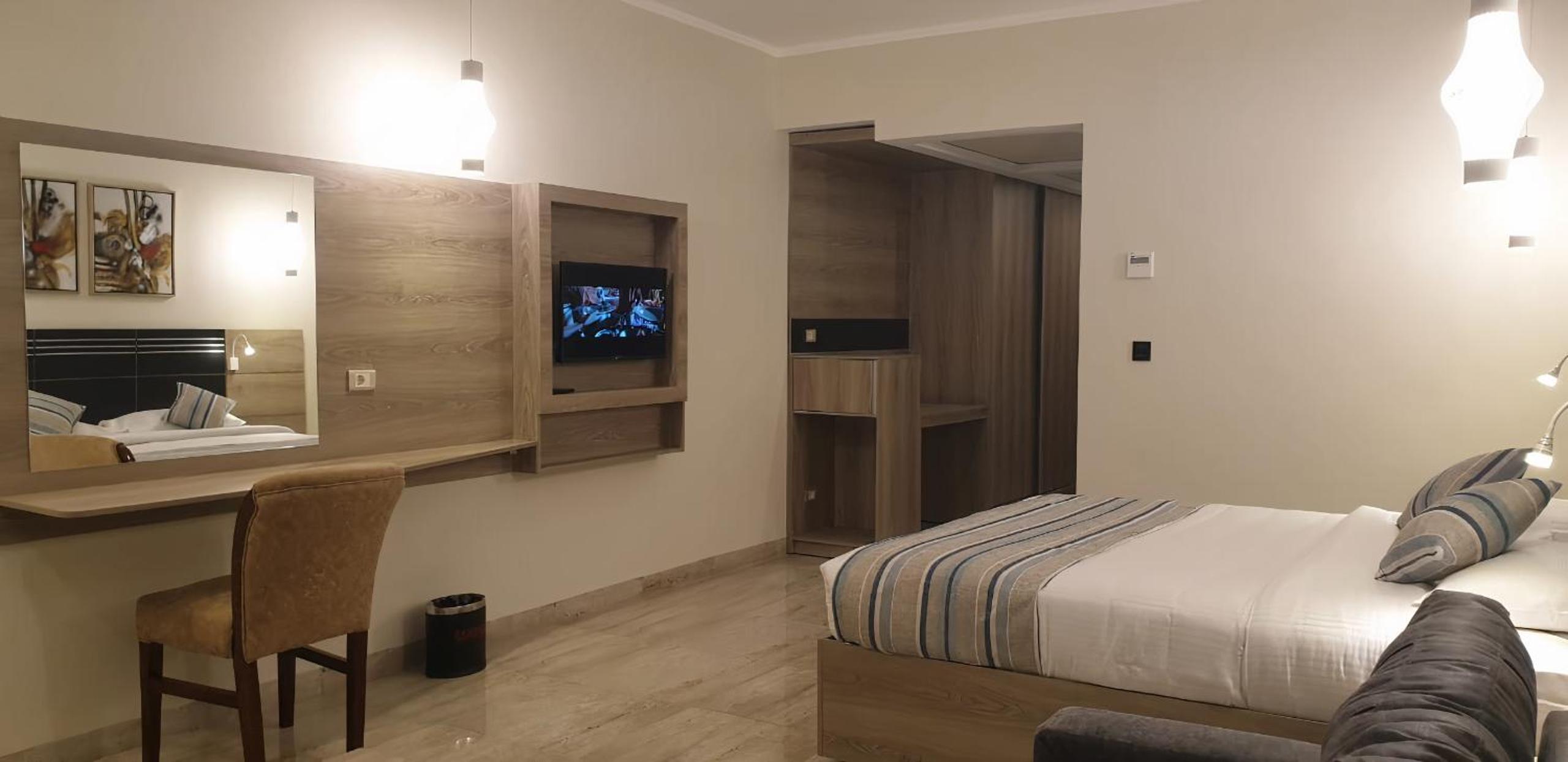 Superior, Queen Bed, Sofa