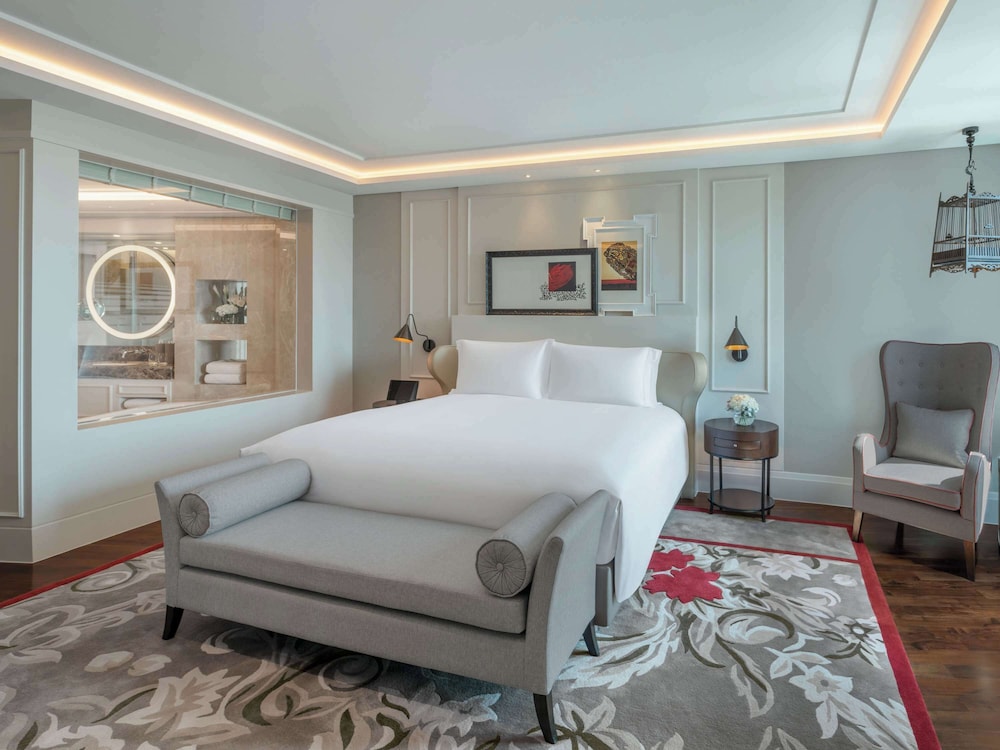 LEGENDARY, SUITE, KING BED