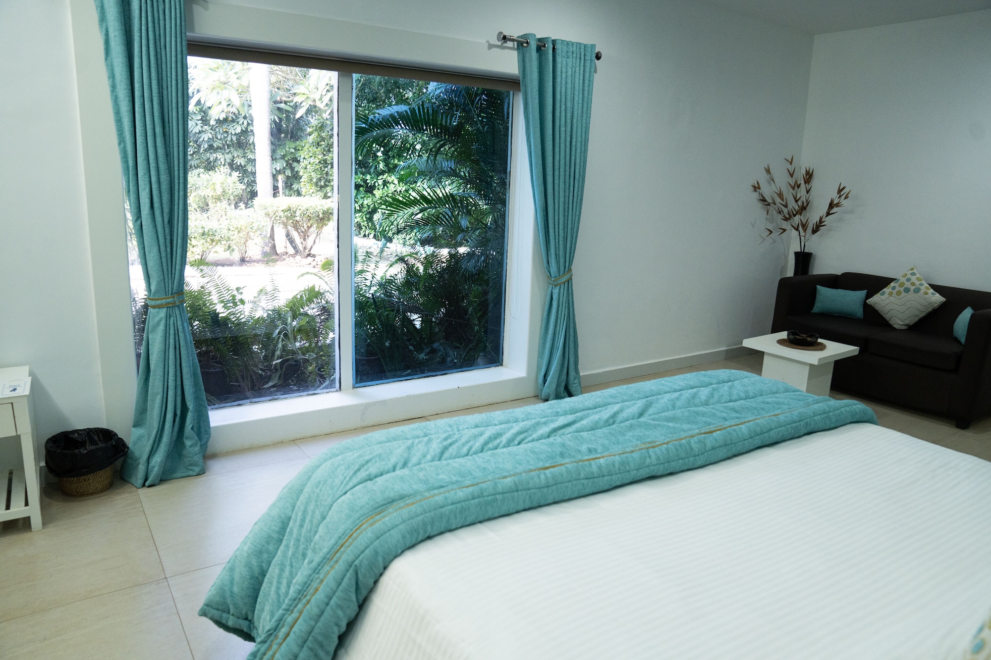 EXECUTIVE, SUITE, GARDEN VIEW
