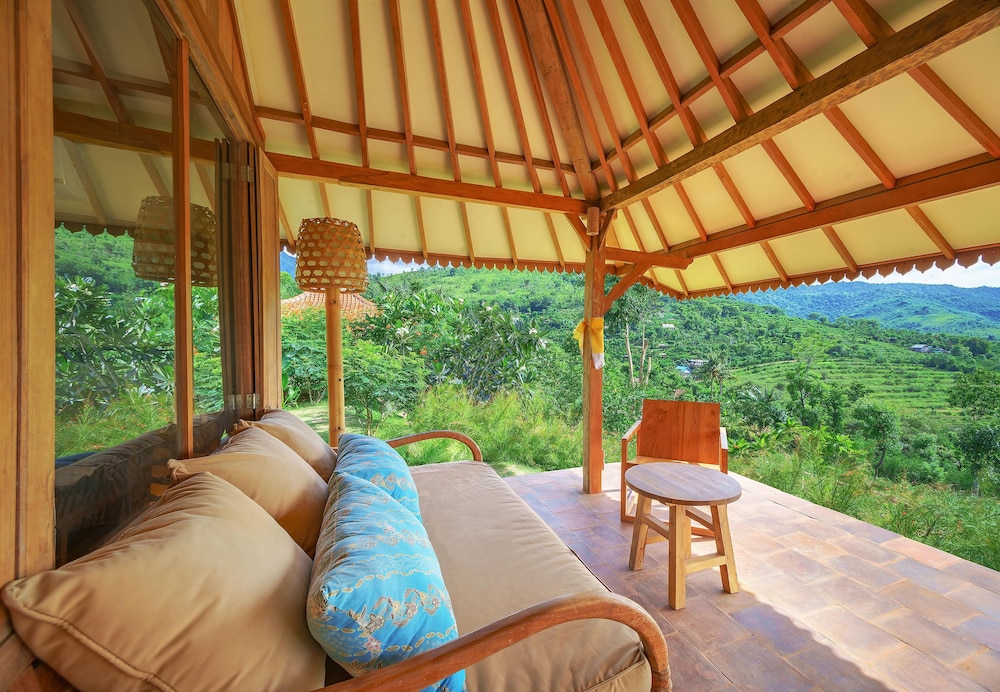 غرفة بسرير كوين مع أريكة، Sumberkima Hill Private Villa Retreat 7/9