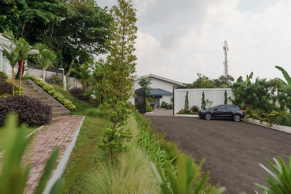 RedDoorz Plus near Exit Toll Puncak 2 19/21