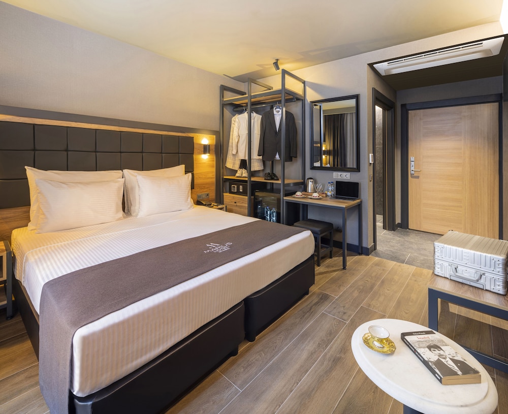 Marius Hotel 12/50