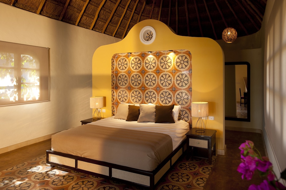 Palapa Roof, Superior, King Bed, Courtyard View, Balcony