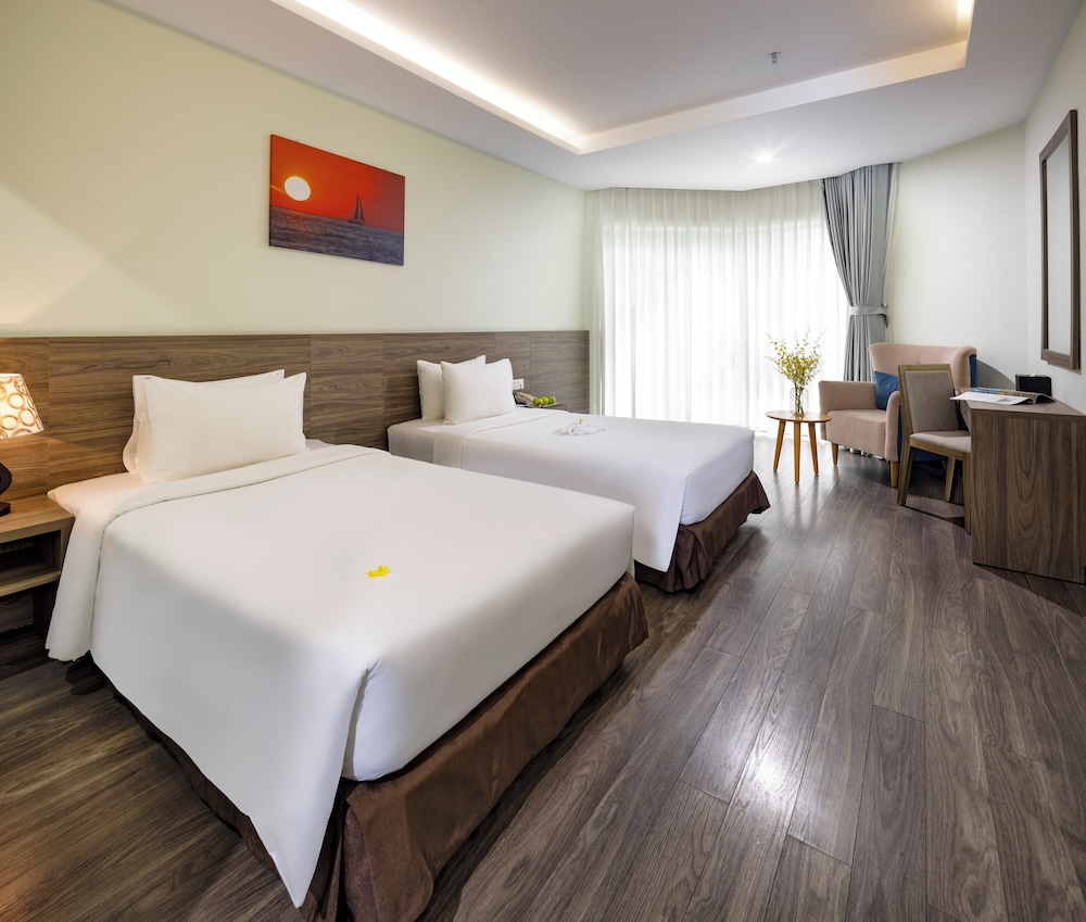 DELUXE, DOUBLE OR TWIN BED, PARTIAL SEA VIEW, BALCONY