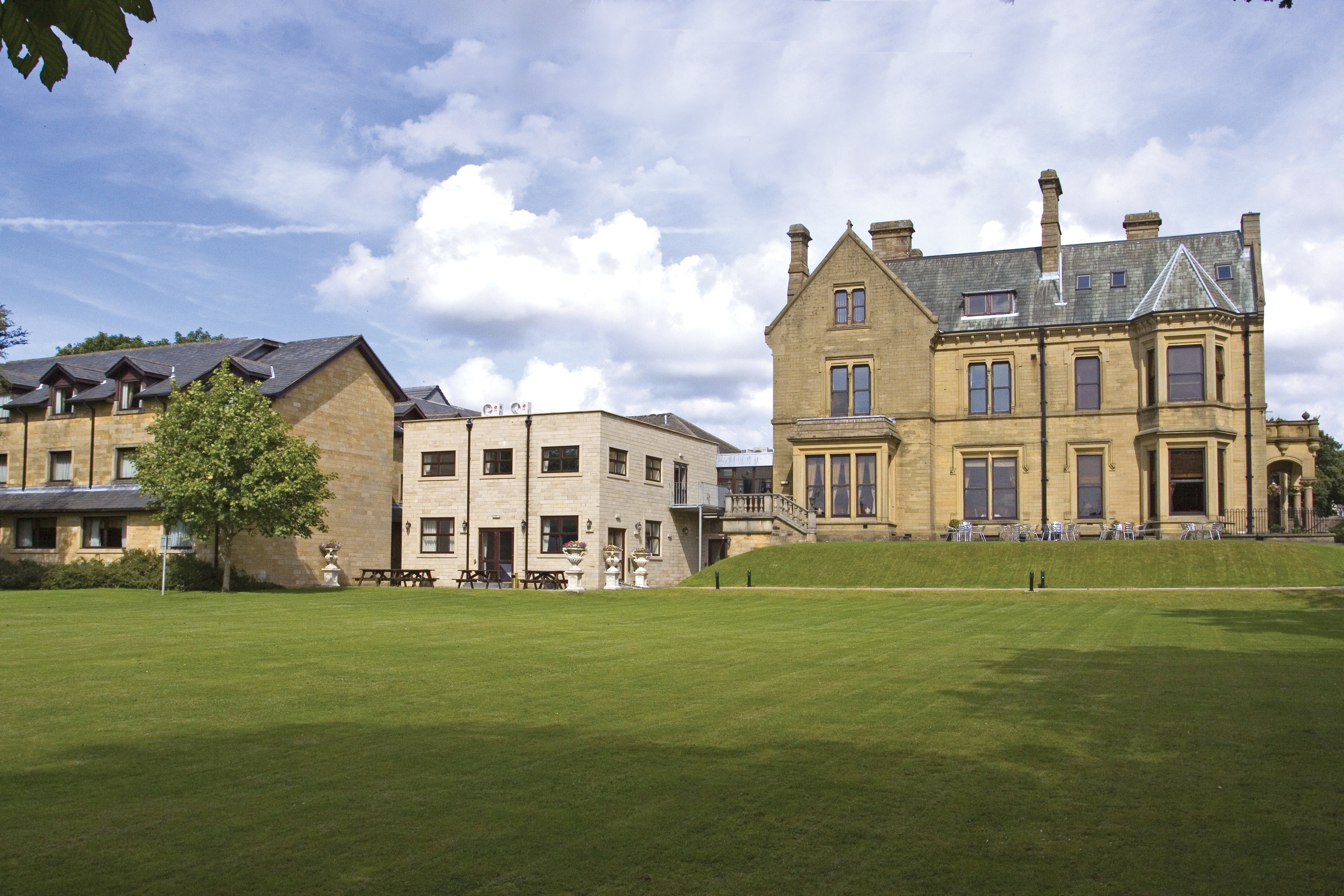 The Oaks Hotel 49/51