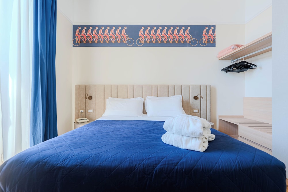 ROOM, DOUBLE BED, PARTIAL SEA VIEW