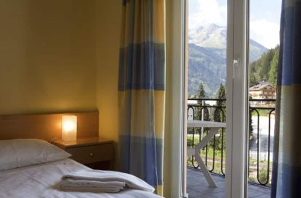 Euro Youth Hotel & Krone 20/66